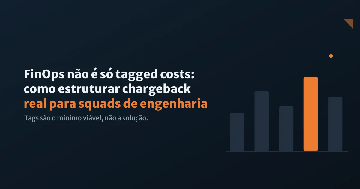 Engenheiro olhando dashboard de custos cloud com múltiplos gráficos de pizza e barras mostrando alocação por squad e ambiente