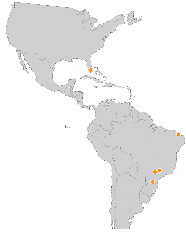 Mapa das Américas com os data centers da Eficify destacados no Brasil e nos Estados Unidos